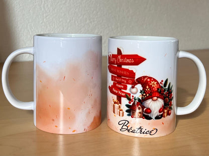 Mug de Noël personnalisé, Choix du prénom, Gnome festif et panneau de direction vers de joyeuses Fêtes, Idée Cadeau Original, Tasse de Noël