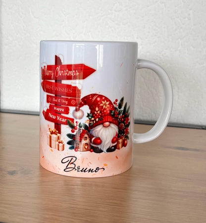 Mug de Noël personnalisé, Choix du prénom, Gnome festif et panneau de direction vers de joyeuses Fêtes, Idée Cadeau Original, Tasse de Noël