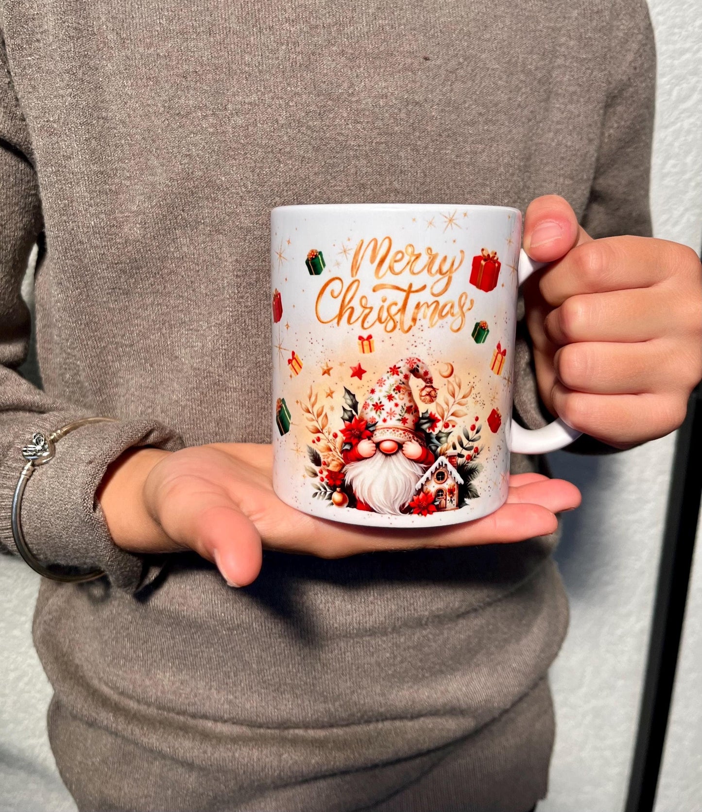 Mug de Noël Personnalisé, Gnome et ses cadeaux, Idée Cadeau Original, Noël 2024, Tasse personnalisée, Cadeau personnalisé