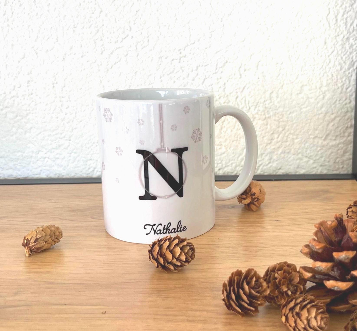 Mug Personnalisé de Noël, Flocons et Boule Transparente,  Initiale et Prénom, Cadeau Élégant et Unique, Cadeau personnalisé, Cadeau unique