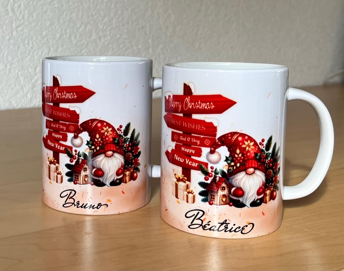 Mug de Noël personnalisé, Choix du prénom, Gnome festif et panneau de direction vers de joyeuses Fêtes, Idée Cadeau Original, Tasse de Noël