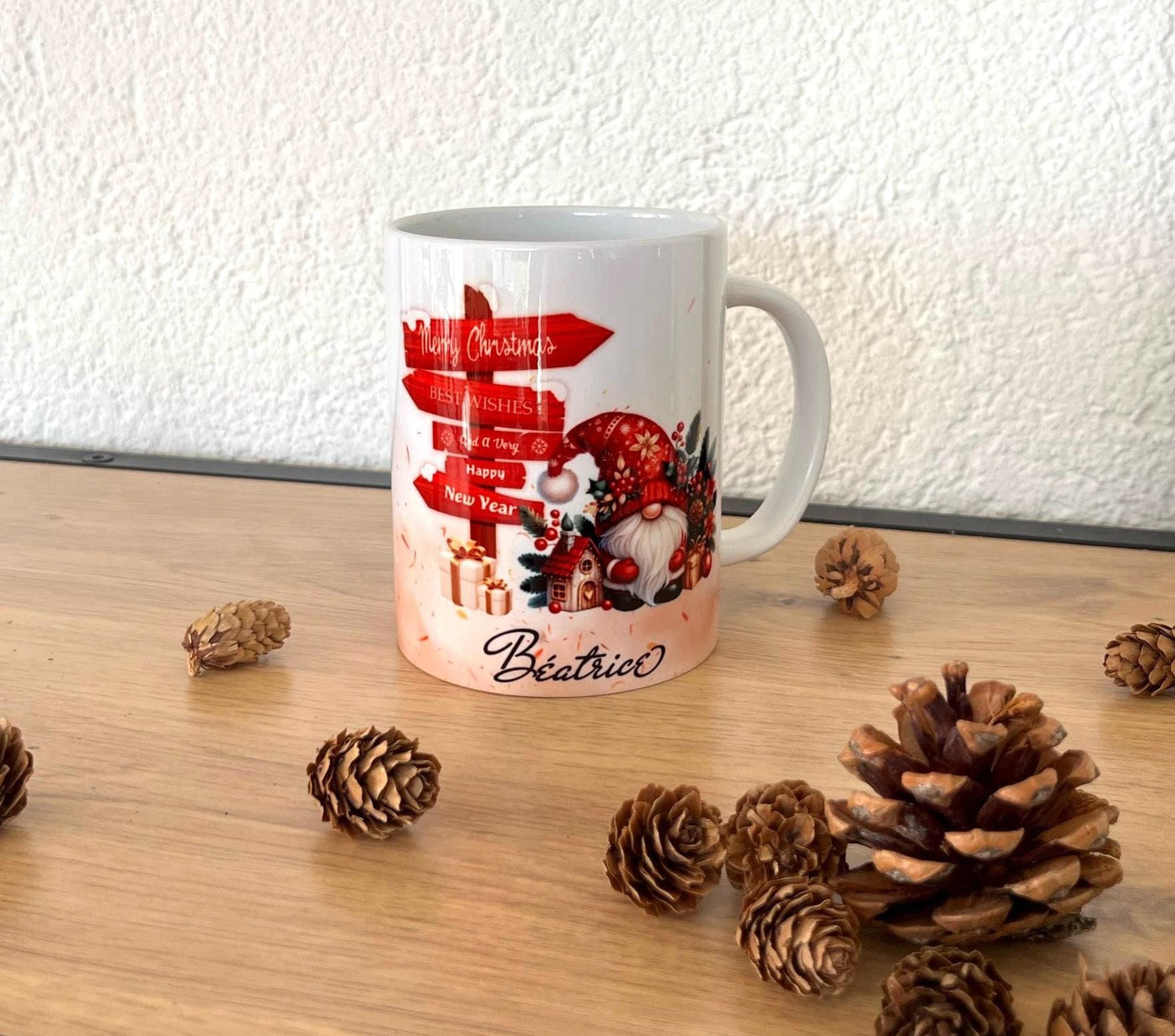 Mug de Noël personnalisé, Choix du prénom, Gnome festif et panneau de direction vers de joyeuses Fêtes, Idée Cadeau Original, Tasse de Noël