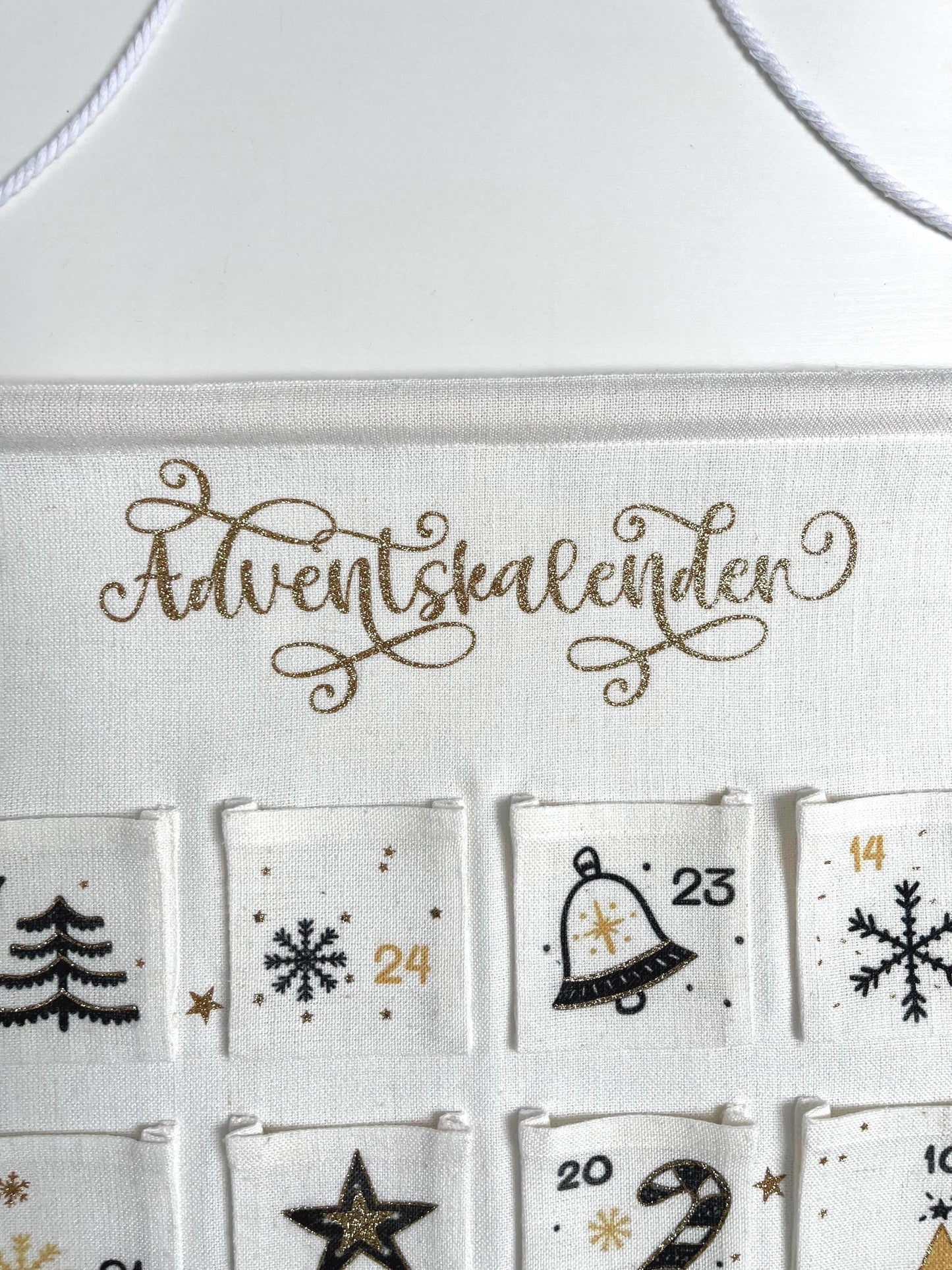 Calendrier de l'avent personnalisé en toile, réutilisable, Noël noir et doré, fait main, personnalisable, noël des enfants, calendrier mural