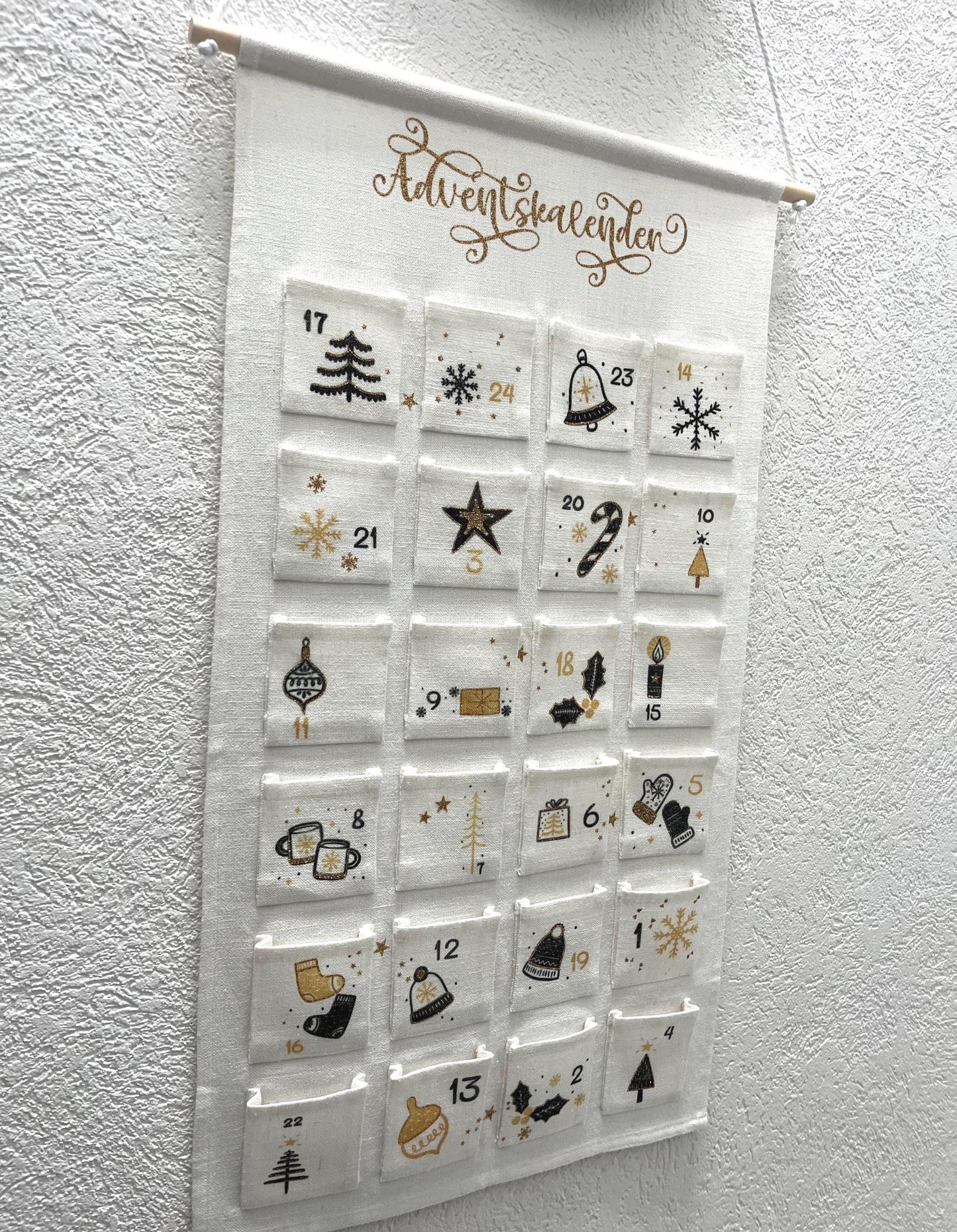 Calendrier de l'avent personnalisé en toile, réutilisable, Noël noir et doré, fait main, personnalisable, noël des enfants, calendrier mural